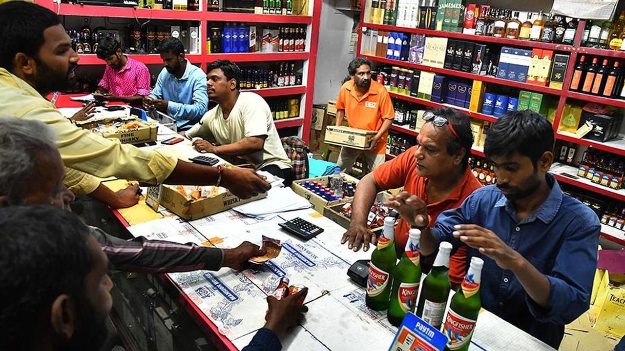 Liquor Shop Draw | 2,620 మద్యం దుకాణాలకు 95వేలకుపైగా దరఖాస్తులు.. రేపటి లక్కీ లాటరీకి ఏర్పాట్లు సిద్ధం చేసిన ఎక్సైజ్ శాఖ..!