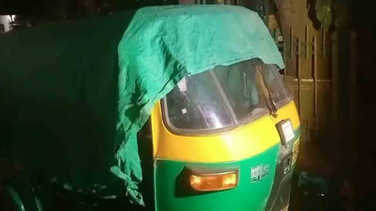Woman’s Body In Auto | రోడ్డు పక్కనున్న ఆటోలో మహిళ మృతదేహం.. గుర్తించిన   స్థానికులు