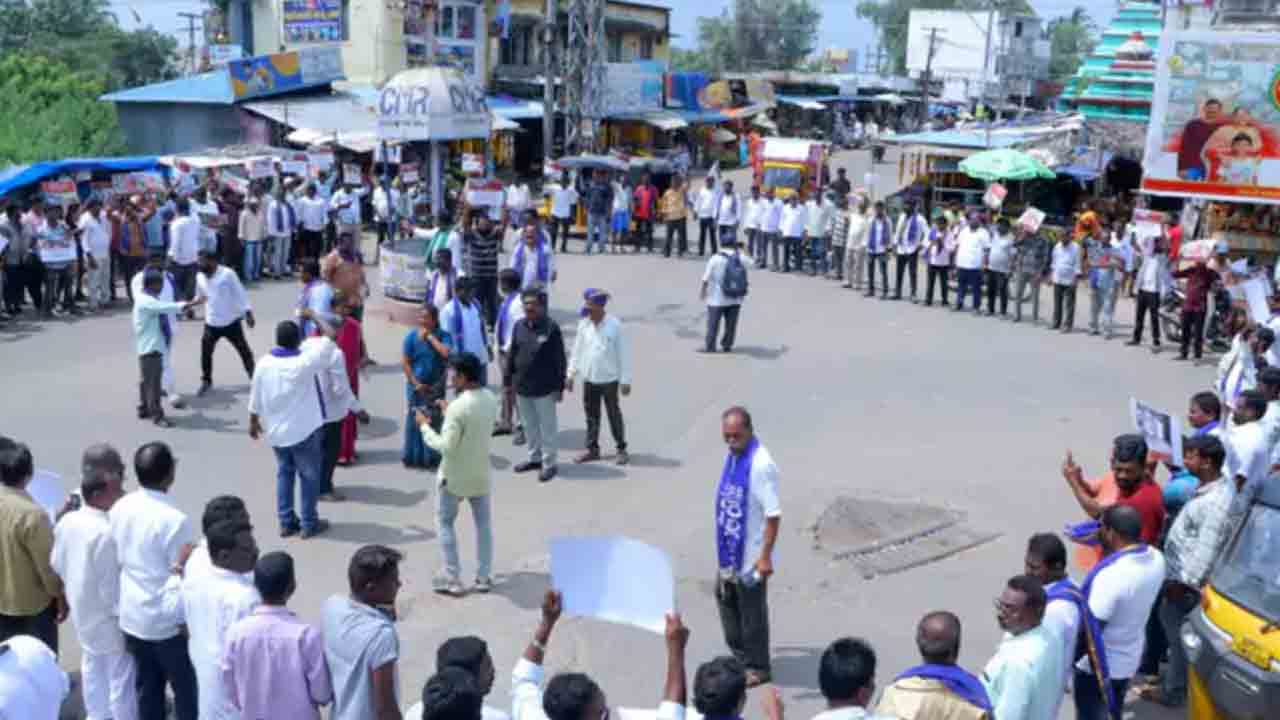 Go Back | వైఎస్‌ జగన్‌ గో బ్యాక్‌ అంటూ నర్సీపట్నంలో నిరసనలు