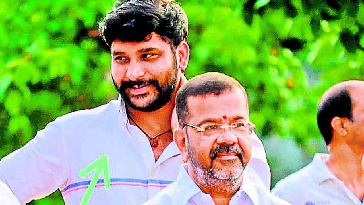 పోలీసుల సాక్షిగా.. నాయిని అనుచరుడి దౌర్జన్యం