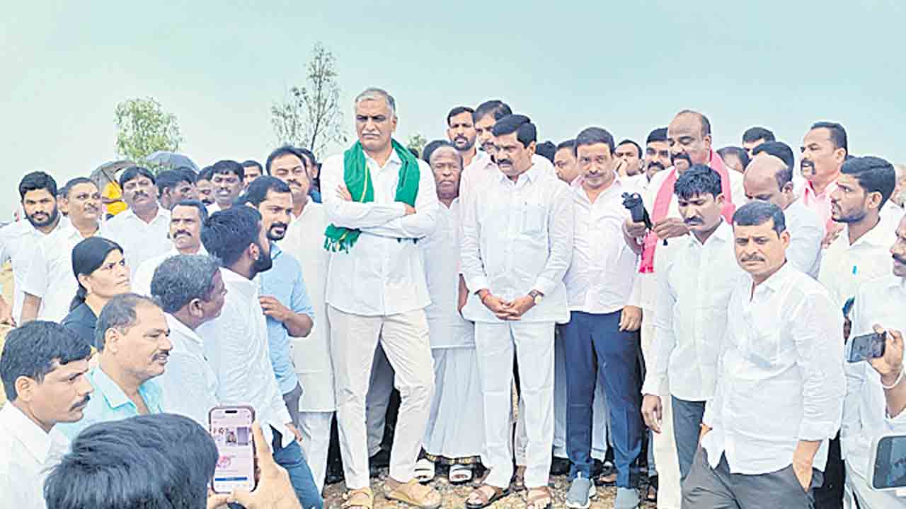 కాలువలకు మరమ్మతు చేసే తెలివి లేదా?