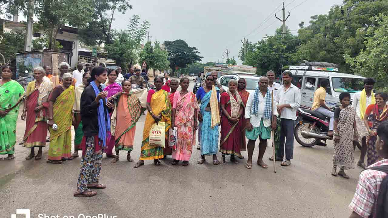 పింఛన్లు వెంటనే పంపిణీ చేయాలి