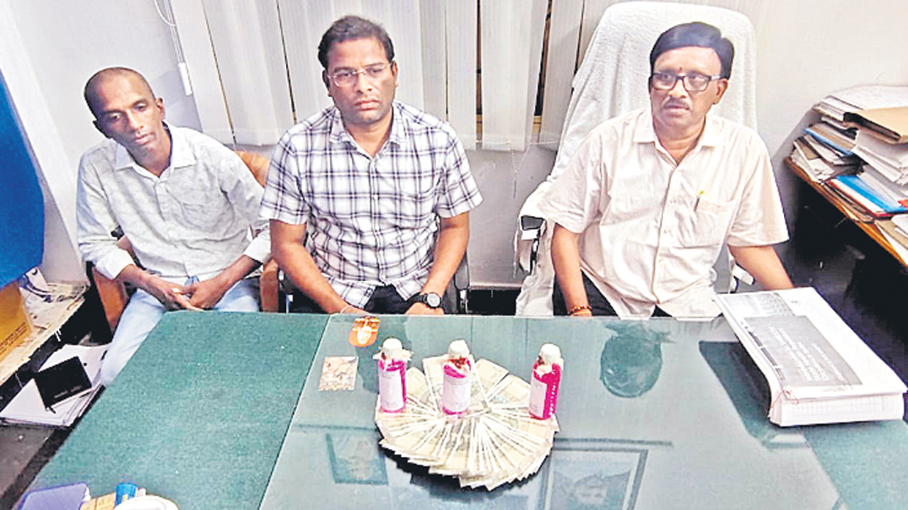 ఏసీబీ వలలో అవినీతి చేపలు