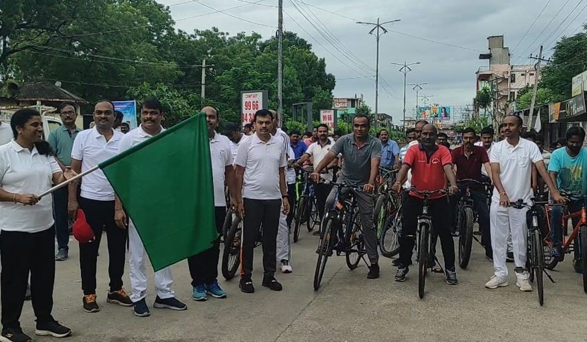 Cycle rally | పోలీసు అమరుల సంస్మరణ వారోత్సవాల్లో భాగంగా హుజురాబాద్ ఏసీపీ మాధవి ఆధ్వర్యంలో సైకిల్ ర్యాలీ