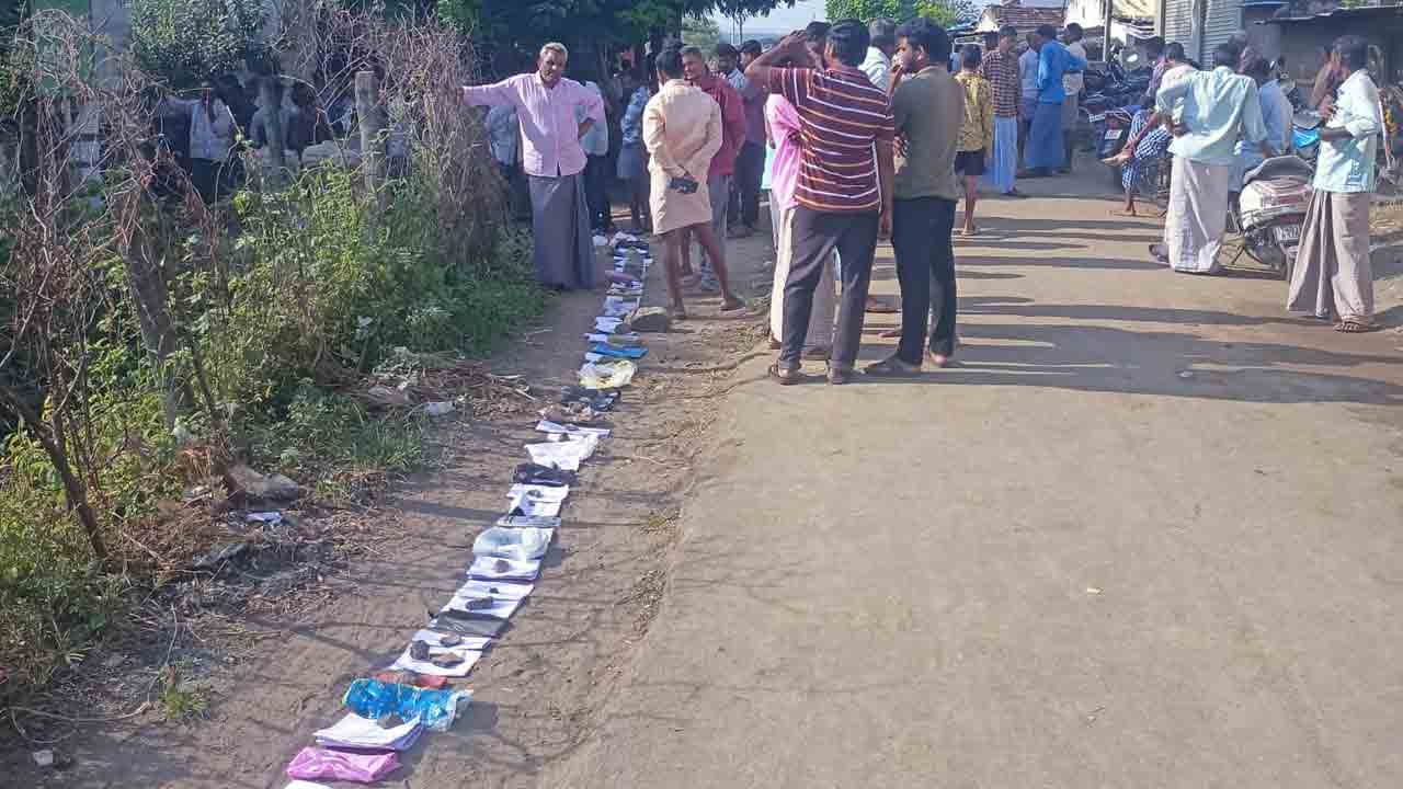 Urea | యూరియా కోసం లైనులో పాసు పుస్తకాలు, ఆధార్ కార్డులు.. పంటను కాపాడుకునేందుకు అన్నదాతల పాట్లు