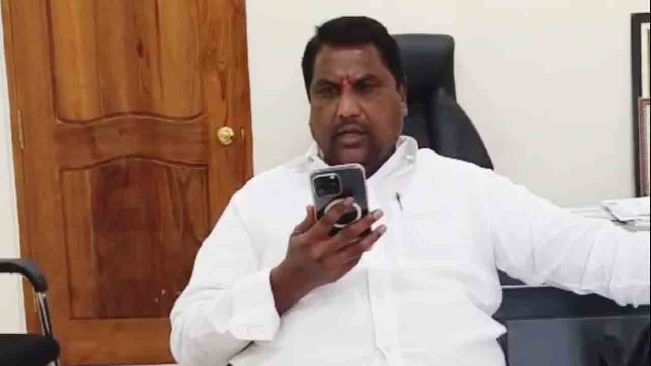 Adluri Laxman | దళితులు అంటే చిన్న చూపా?.. మంత్రి పొన్నం, వివేక్‌పై అడ్లూరి లక్ష్మణ్‌ ఫైర్.. వీడియో