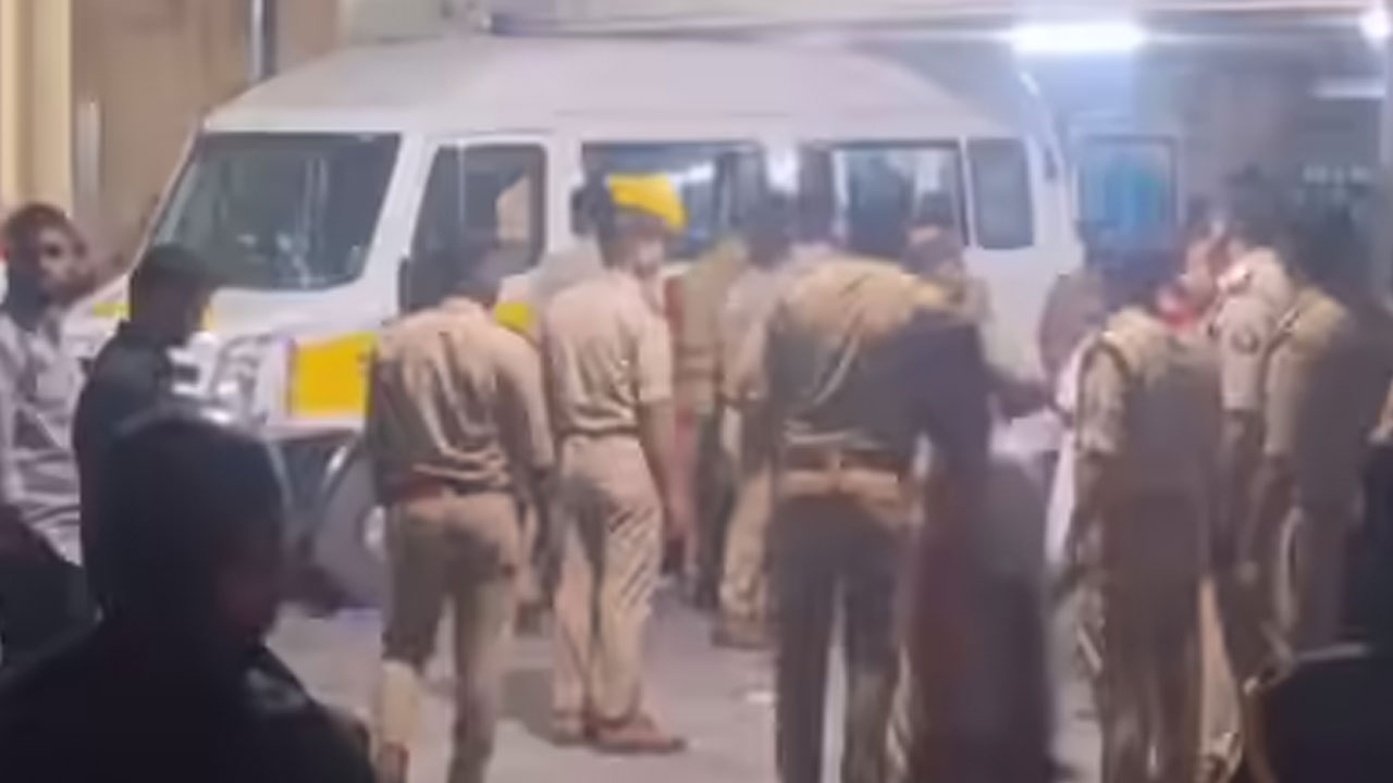 Car Accident: డివైడర్ను ఢీకొట్టి.. పాదచారులపై దూసుకెళ్లిన కారు.. అయిదుగురు మృతి