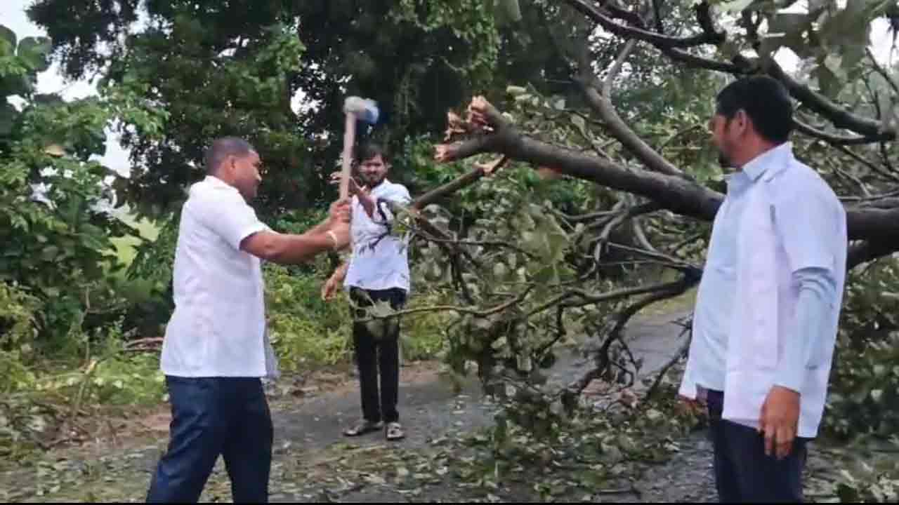 రెండు ప్రాణాల‌ను కాపాడేందుకు.. విరిగిన చెట్ల‌ను తొల‌గించిన 108 అంబులెన్స్ సిబ్బంది