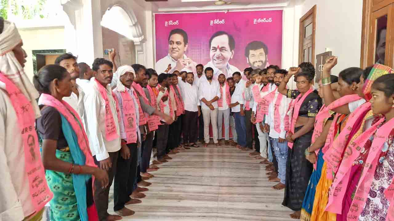 BRS | మేమంతా కేసీఆర్‌ వెంటే.. పెద్ద ఎత్తున బీఆర్‌ఎస్‌లో చేరిన వాగ్ధారి, మాదాపూర్ గ్రామస్తులు