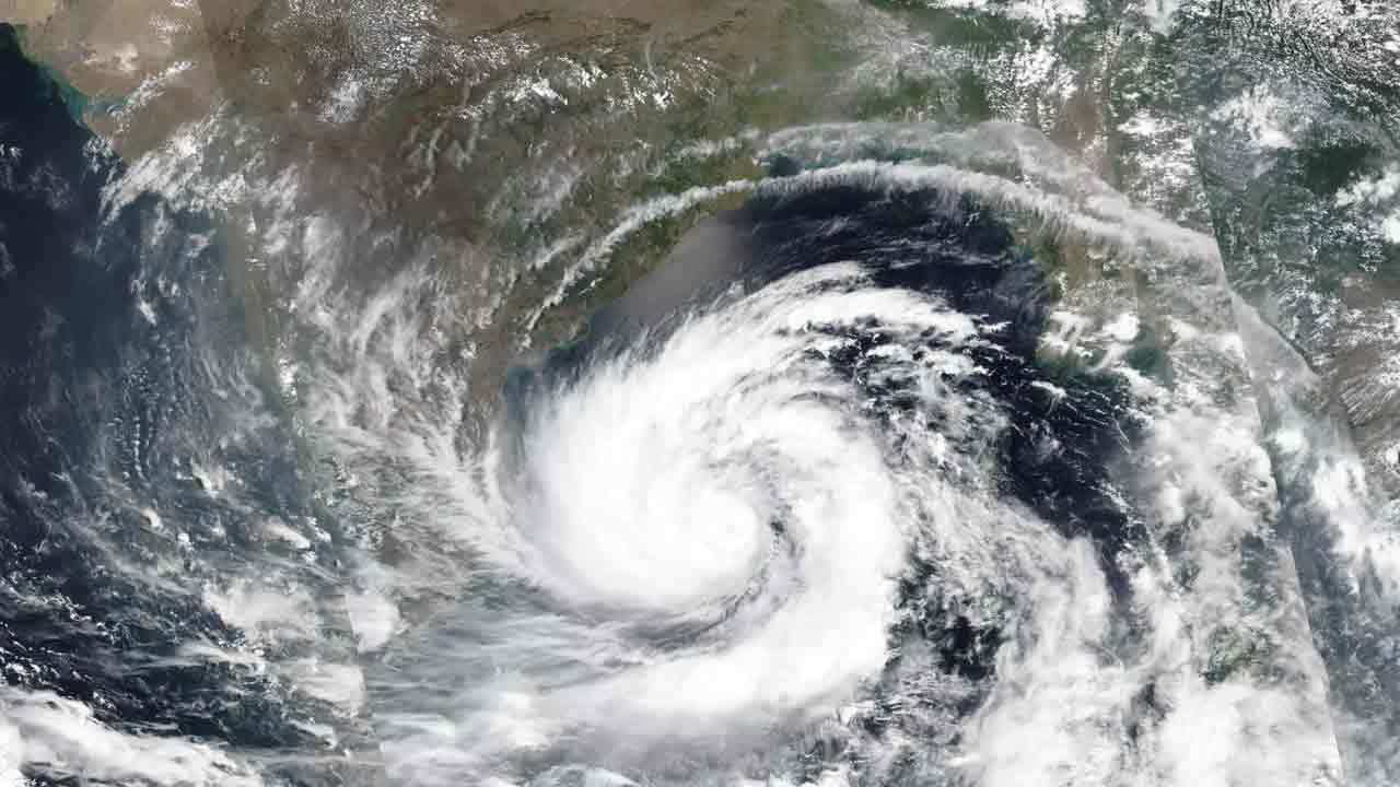 Heavy Rains | తీరం దాటిన తీవ్ర వాయుగుండం.. ఉత్తర కోస్తా జిల్లాలో భారీ వర్షాలు..!