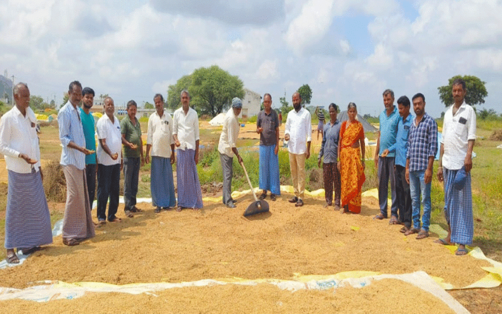 Atmakur(M) : 'తడిసిన ధాన్యాన్ని కొనుగోలు చేయాలి'