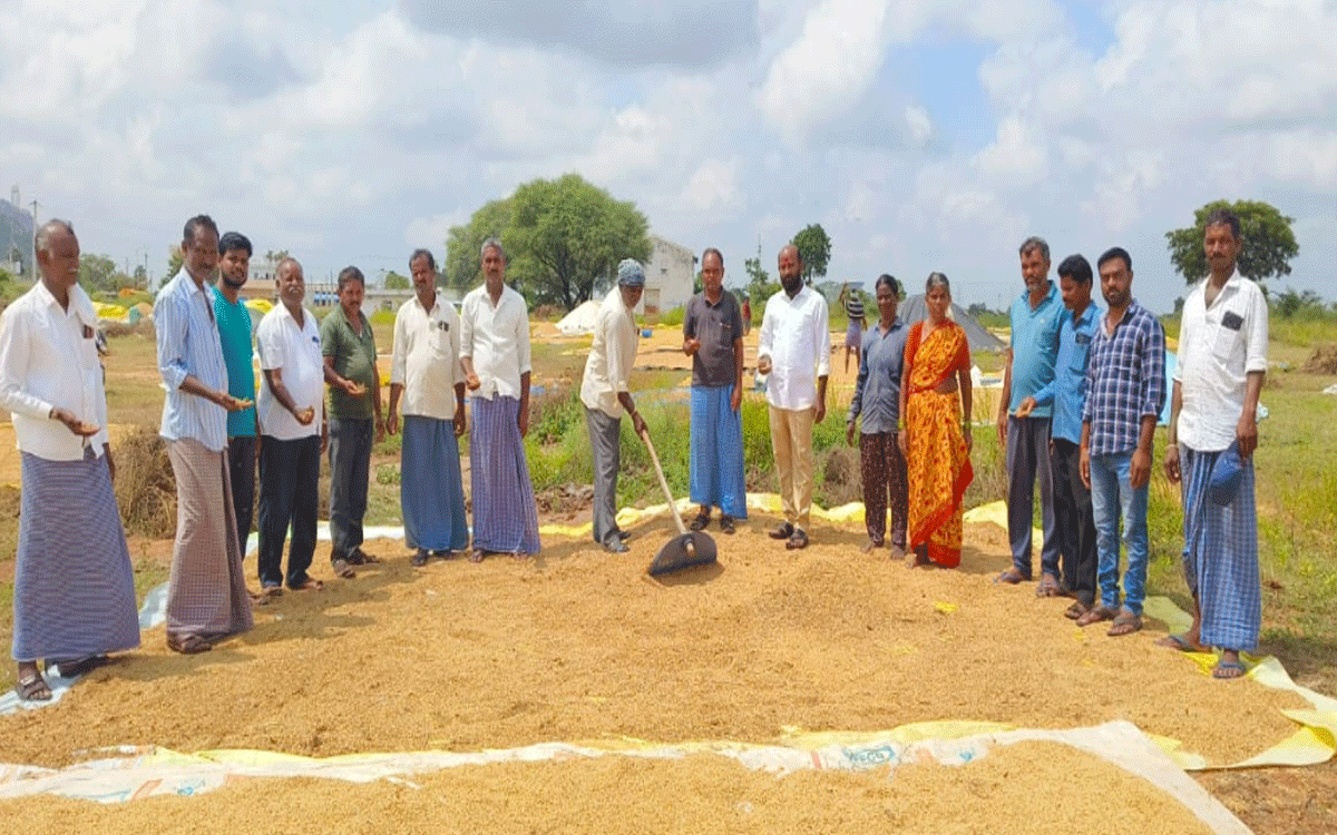 Atmakur(M) : ‘తడిసిన ధాన్యాన్ని కొనుగోలు చేయాలి’