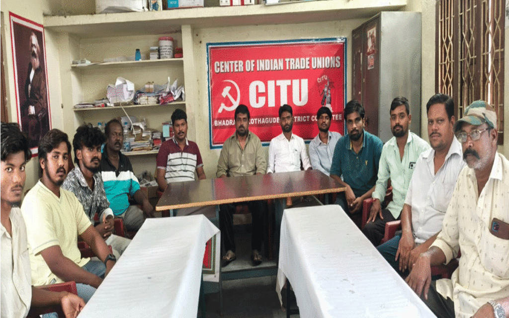 Kothagudem Urban : 'ఆటో డ్రైవర్ల సమస్యలు వెంటనే పరిష్కరించాలి'