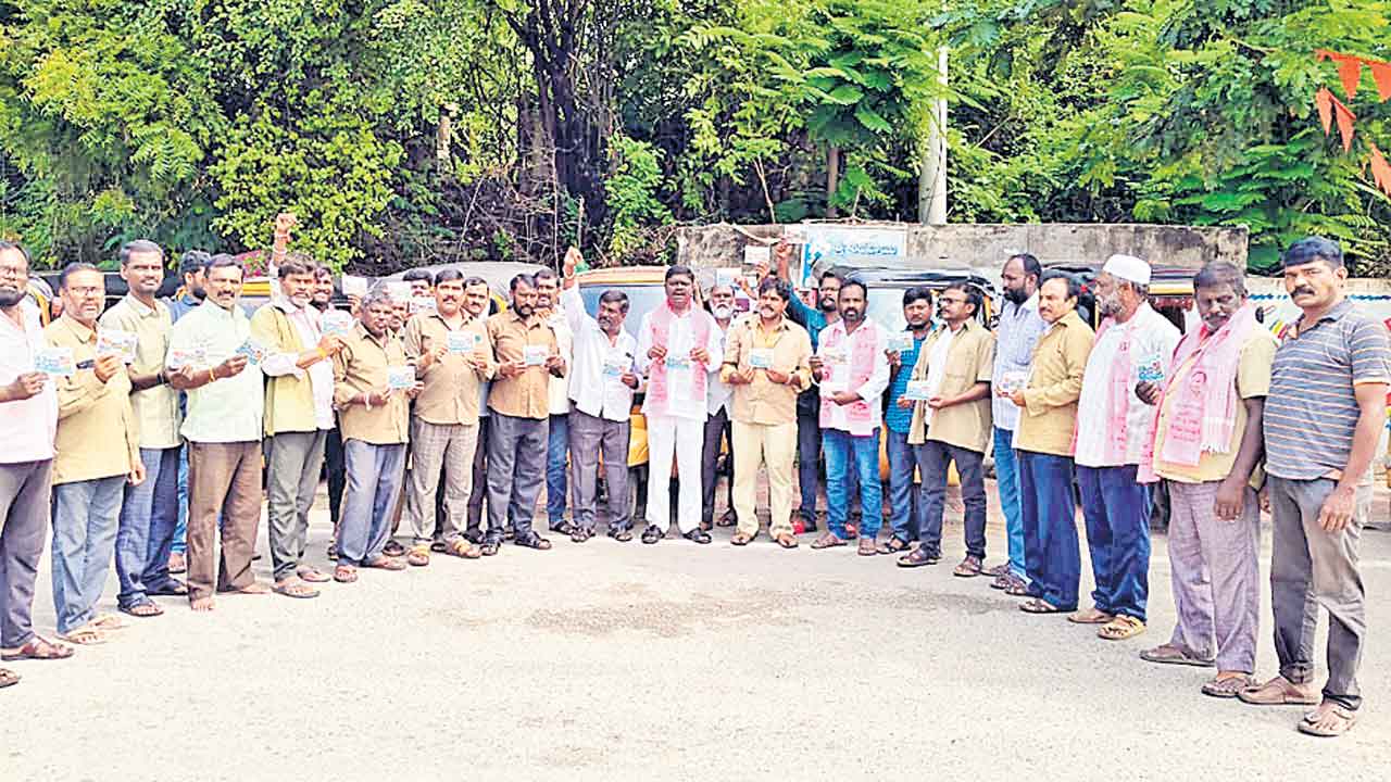 ఆటో డ్రైవర్ల బాకీలు ఎప్పుడు చెల్లిస్తారు?