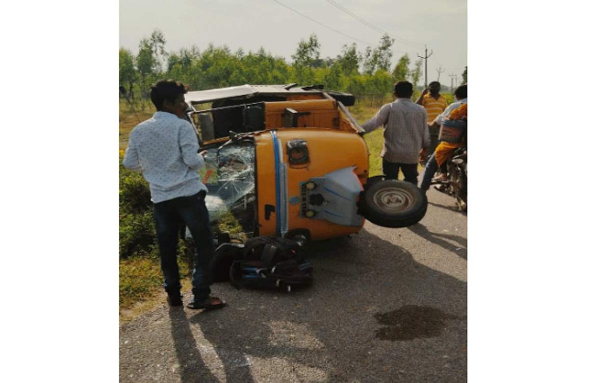 Yadadri Bhuvanagiri : ఆటో పల్టీ.. విద్యార్థులకు తప్పిన ప్రమాదం