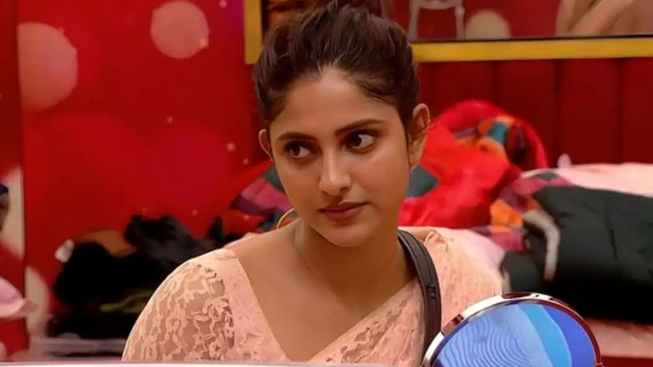 Bigg Boss 9 | ఎలిమినేట్ కాకుండానే బిగ్ బాస్ హౌజ్ నుండి ఆమె బ‌య‌ట‌కు రానుందా.. కార‌ణం ఏంటంటే..!