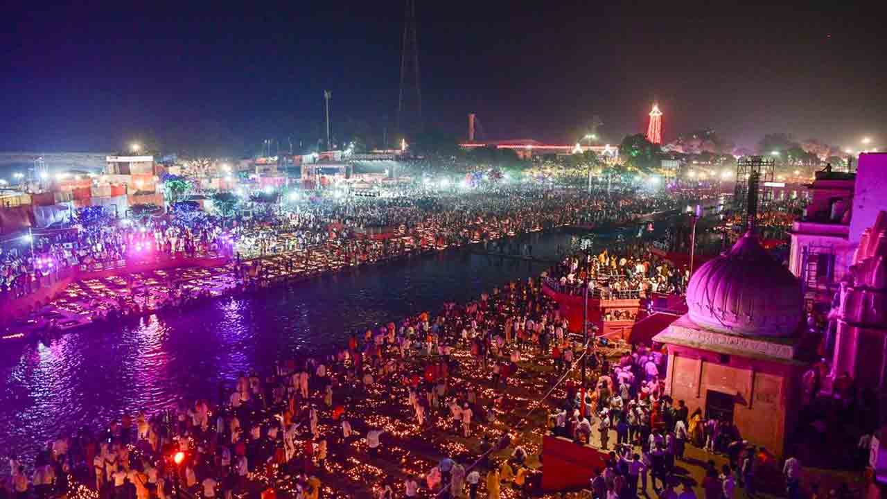 Ayodhya Deepotsav | గిన్నిస్‌కెక్కిన అయోధ్య ‘దీపోత్సవం’.. మంత్రముగ్ధులను చేసిన లేజర్ షో..!