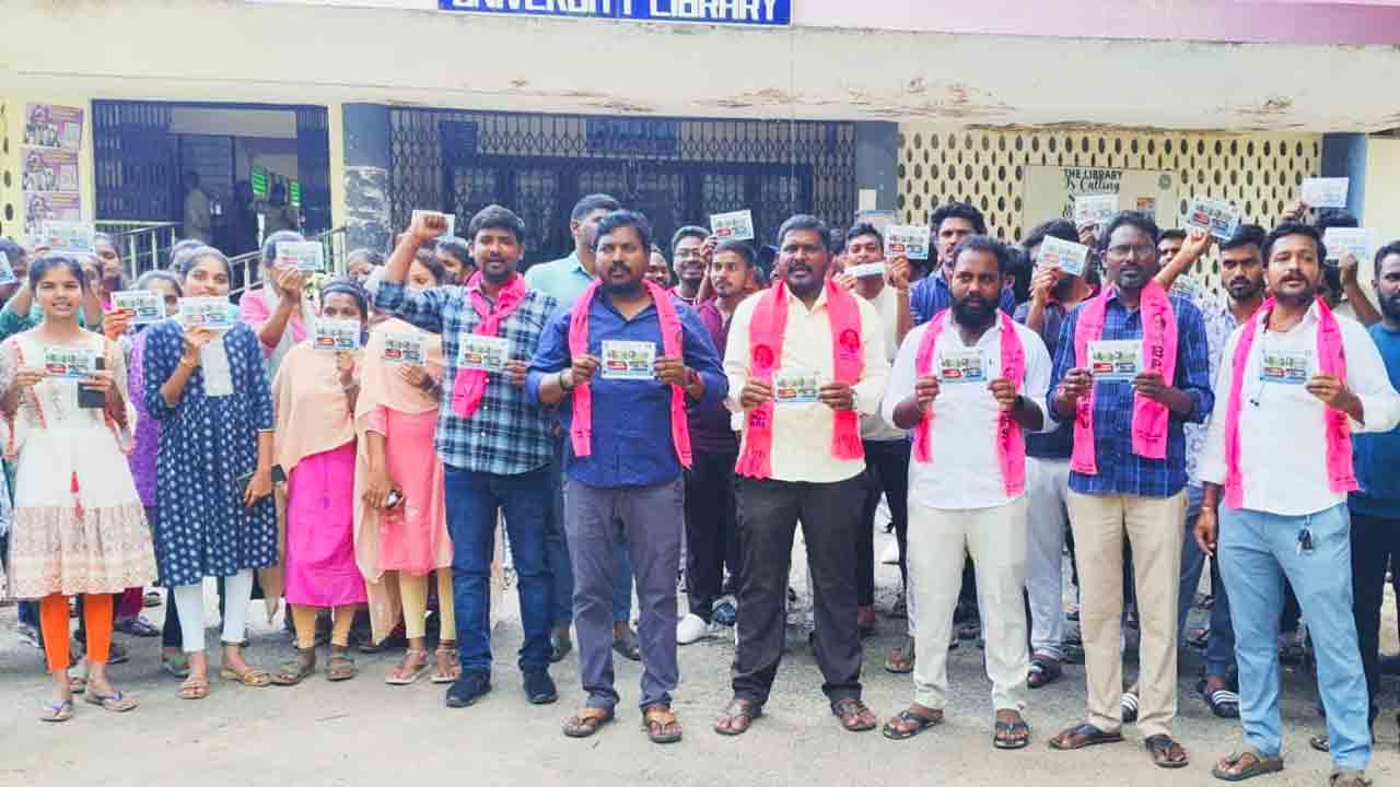 Baki cards | కాకతీయ యూనివర్సిటీలో బాకీ కార్డ్స్​‍ పంపిణీ