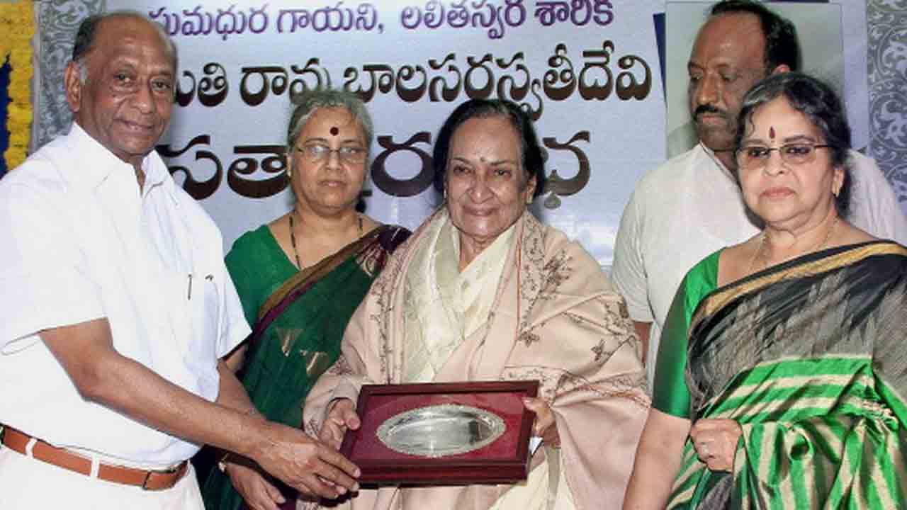 Raavu Balasaraswathi Devi | తెలుగు తొలి నేపథ్య గాయని రావు బాలసరస్వతి దేవి కన్నుమూత