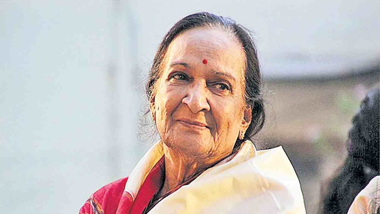 తొలి తెలుగు నేపథ్యగాయని బాలసరస్వతీదేవి కన్నుమూత