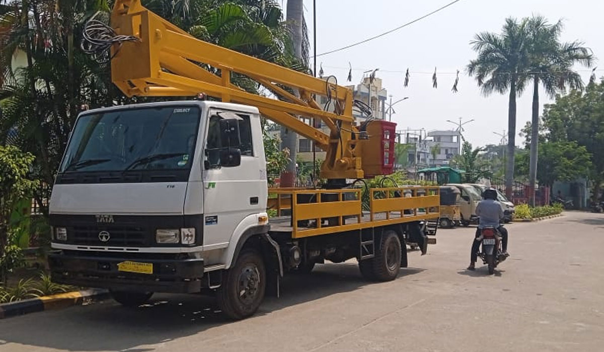 vehicle purchases | వాహనాల కొనుగోళ్లలో రికార్డు.. రామగుండం బల్దియాకు చేరిన మరో స్కై లిఫ్ట్ హైడ్రాలిక్ వాహనం