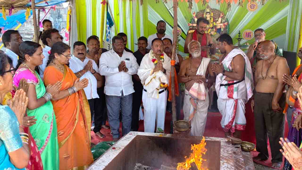 Banda Prakash | వేయిస్తంభాల దేవాలయంలో బండా ప్రకాశ్‌ పూజలు