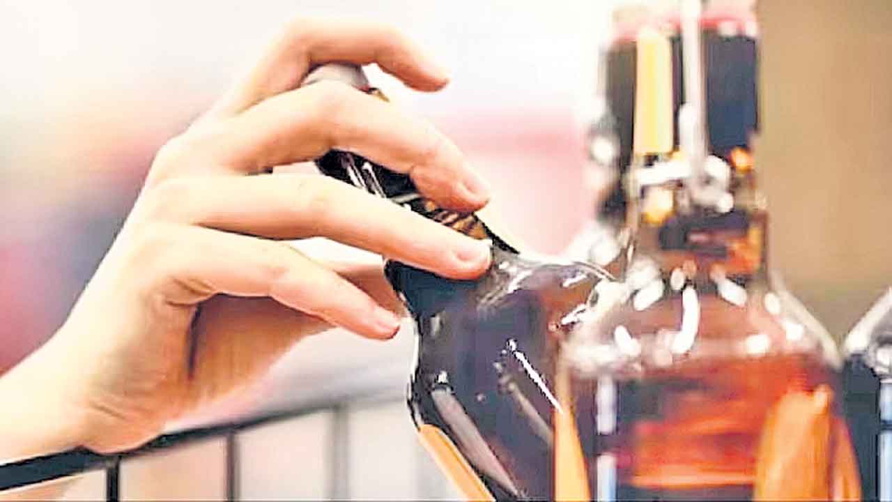 100 కోట్ల దందా కోసమే.. లేబుల్‌ ఫైట్‌.. టెండర్లపై కన్నేసి కథ నడిపిన ముఖ్యనేత సోదరులు