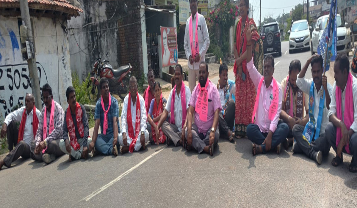 BC bandh | చిగురుమామిడిలో అఖిలపక్ష పార్టీల ఆధ్వర్యంలో బీసీ బందు విజయవంతం.. బస్టాండ్ వద్ద రాస్తారోకో