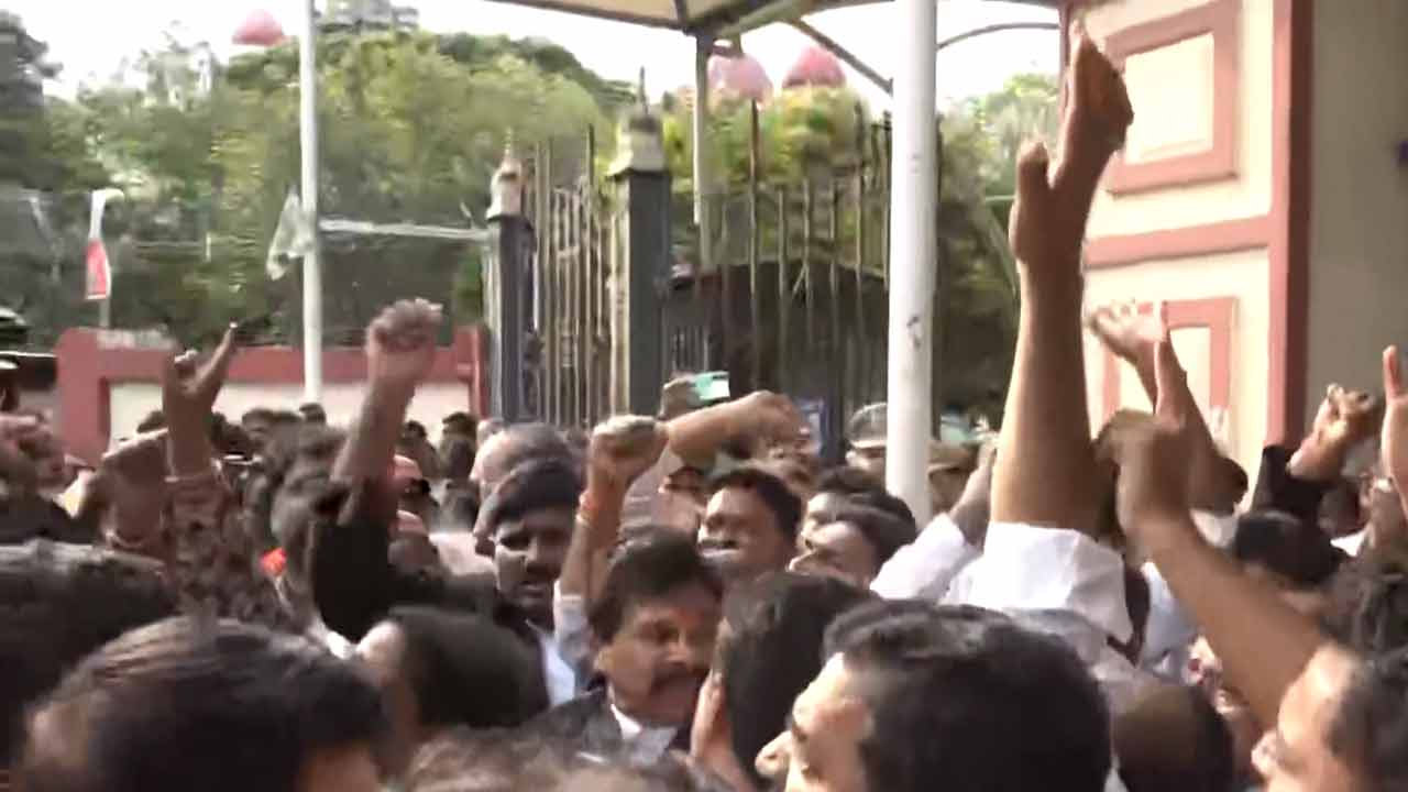 BC Reservations | హైకోర్టు వద్ద తీవ్ర ఉద్రిక్తత.. బీసీ సంఘాల ఆందోళ‌న‌