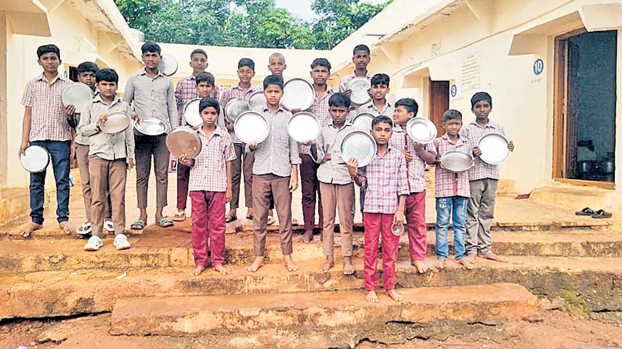 అల్పహారం అందక.. పస్తులతోనే బడులకు..