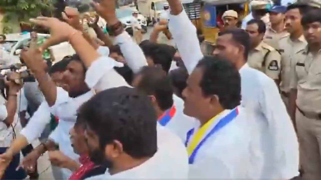 BC Reservations | సీఎం డౌన్ డౌన్.. హైకోర్టు వద్ద బీసీ నేతల నినాదాలు.. వీడియో