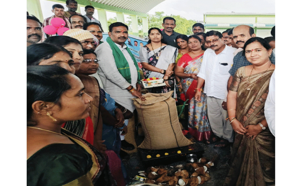 Atmakur (M) : ఆత్మకూరు(ఎం)లో ధాన్యం కొనుగోలు కేంద్రాలు ప్రారంభం