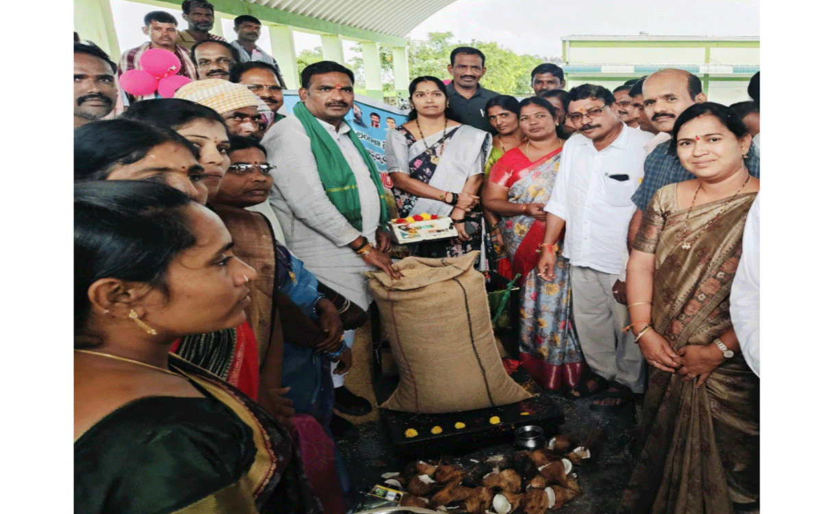 Atmakur (M) : ఆత్మకూరు(ఎం)లో ధాన్యం కొనుగోలు కేంద్రాలు ప్రారంభం