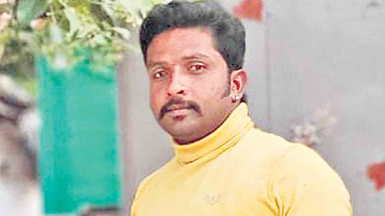 ఇందిరమ్మ లబ్ధిదారు ఆత్మహత్య