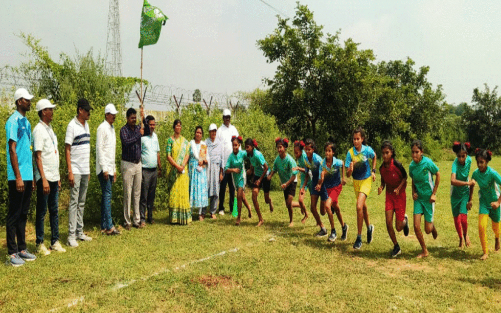 Yellandu : బాలికలు క్రీడల్లో రాణించాలి : ఏసీఎంఓ రమేశ్‌