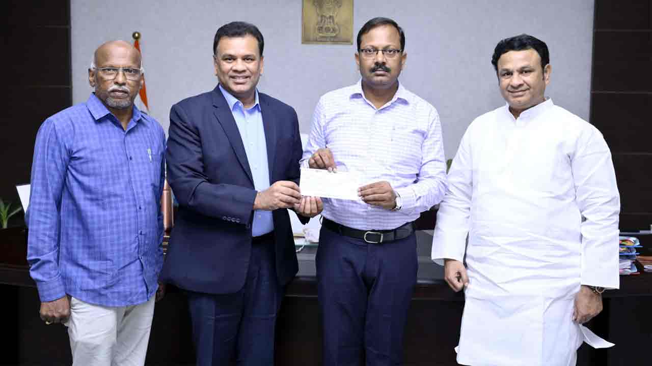 మాక్లూర్ పాఠశాలకు రూ. కోటి విరాళం అందించిన మాజీ ఎమ్మెల్యే బిగాల