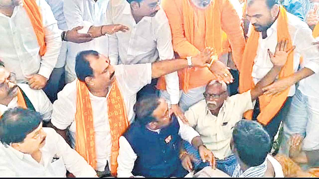 చెంప పగులుద్ది.. బట్టలూడదీసి కొడతా..