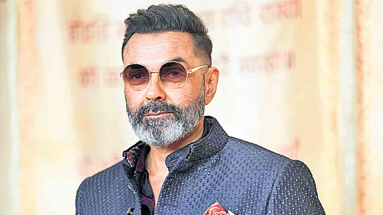 భుజాలపై మోస్తూ ఆసుపత్రికి పరిగెత్తాడు