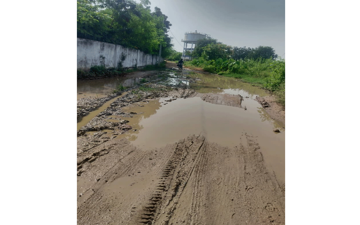 Chandur : బోడంగిప‌ర్తిలో ర‌హ‌దారి గుంతలను పూడ్చిన దాత