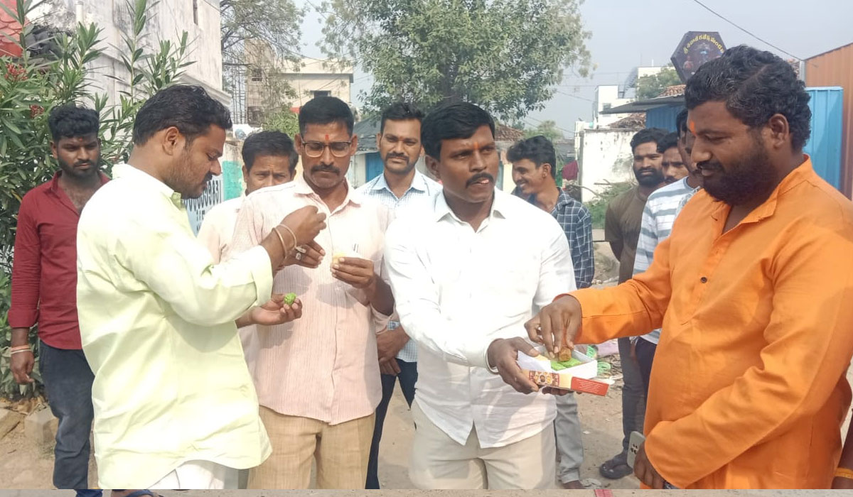 Nizamabad | బోధన్ లో రౌడీ షీటర్ రియాజ్ ఎన్ కౌంటర్ పై హర్షం వ్యక్తం చేస్తూ సంబురాలు