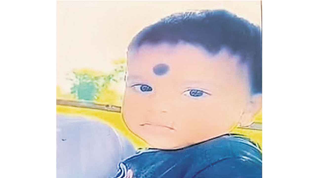 స్కూల్‌ బస్సు కిందపడి బాలుడి మృతి