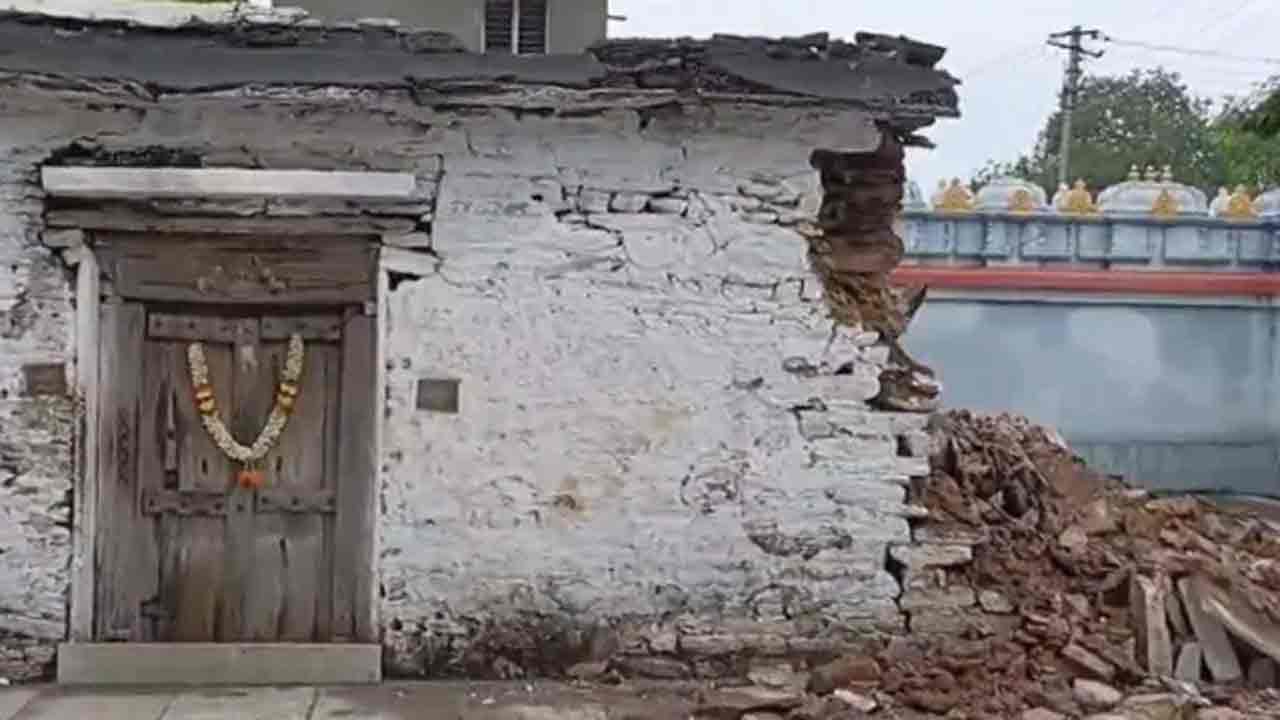 Brahmamgari Matam | మొంథా తుపాన్ ఎఫెక్ట్.. కూలిన బ్రహ్మంగారి నివాసం