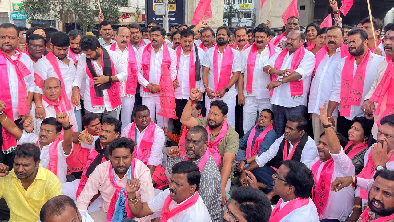 BRS | కొనసాగుతున్న బీసీ బంద్‌.. ఆర్టీసీ క్రాస్‌ రోడ్స్‌లో బైఠాయించిన బీఆర్‌ఎస్‌ నేతలు