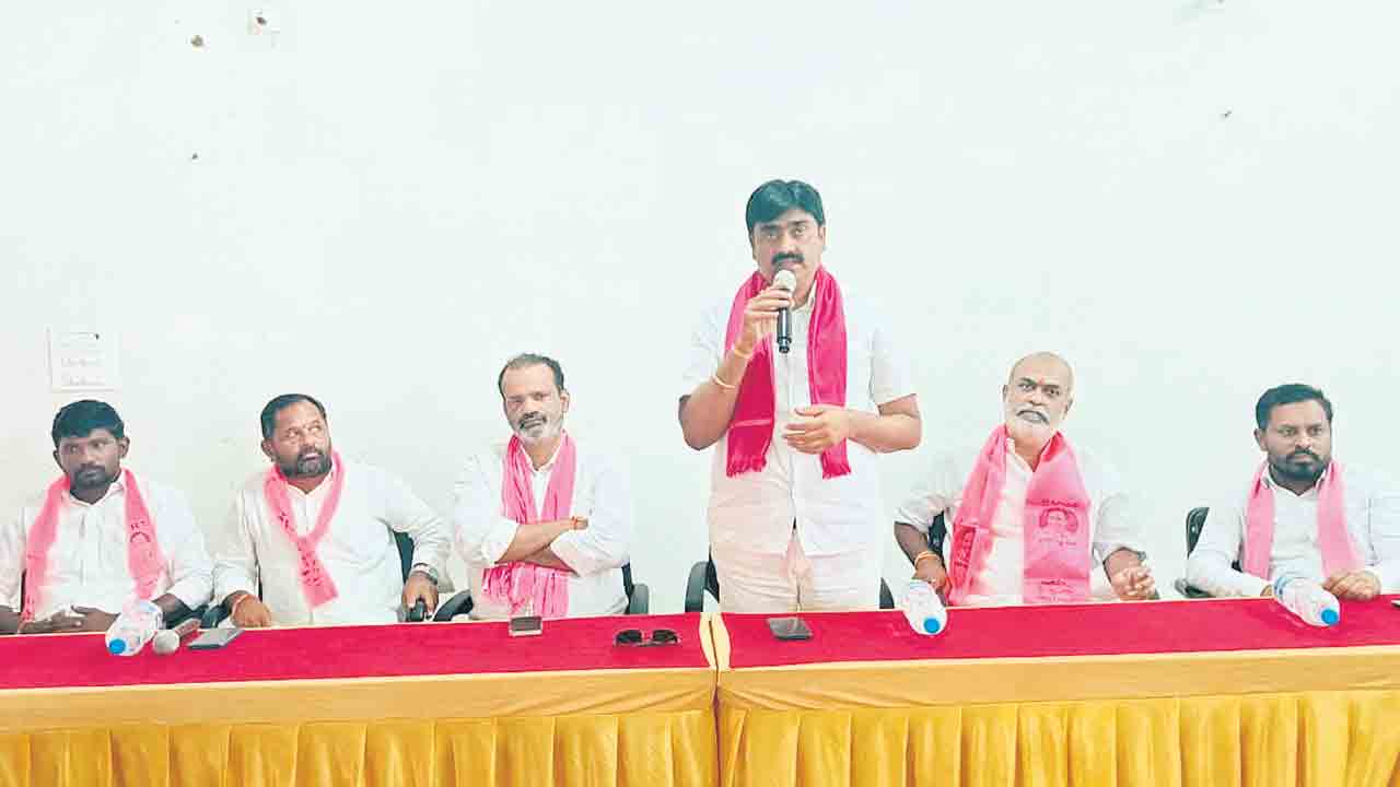 కాంగ్రెస్‌ బాకీ తెలపండి.. స్థానిక సంస్థల ఎన్నికల సన్నాహక సమావేశంలో బీఆర్‌ఎస్‌ నాయకులు