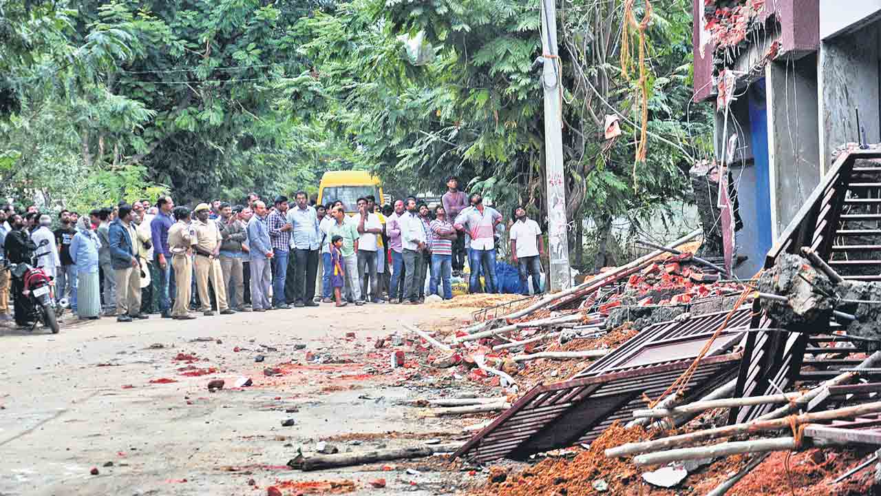 వ్యర్థాలు ఎత్తరు తరలించరు