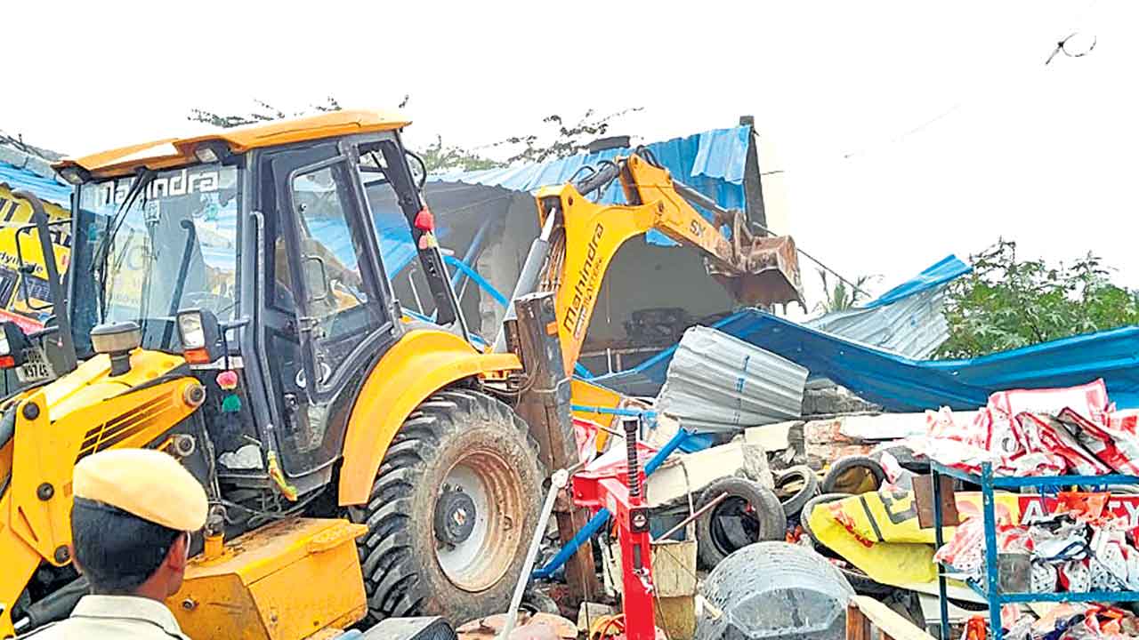 బుల్డోజర్‌ వచ్చింది.. పేదోడి గూడును కూల్చేసింది