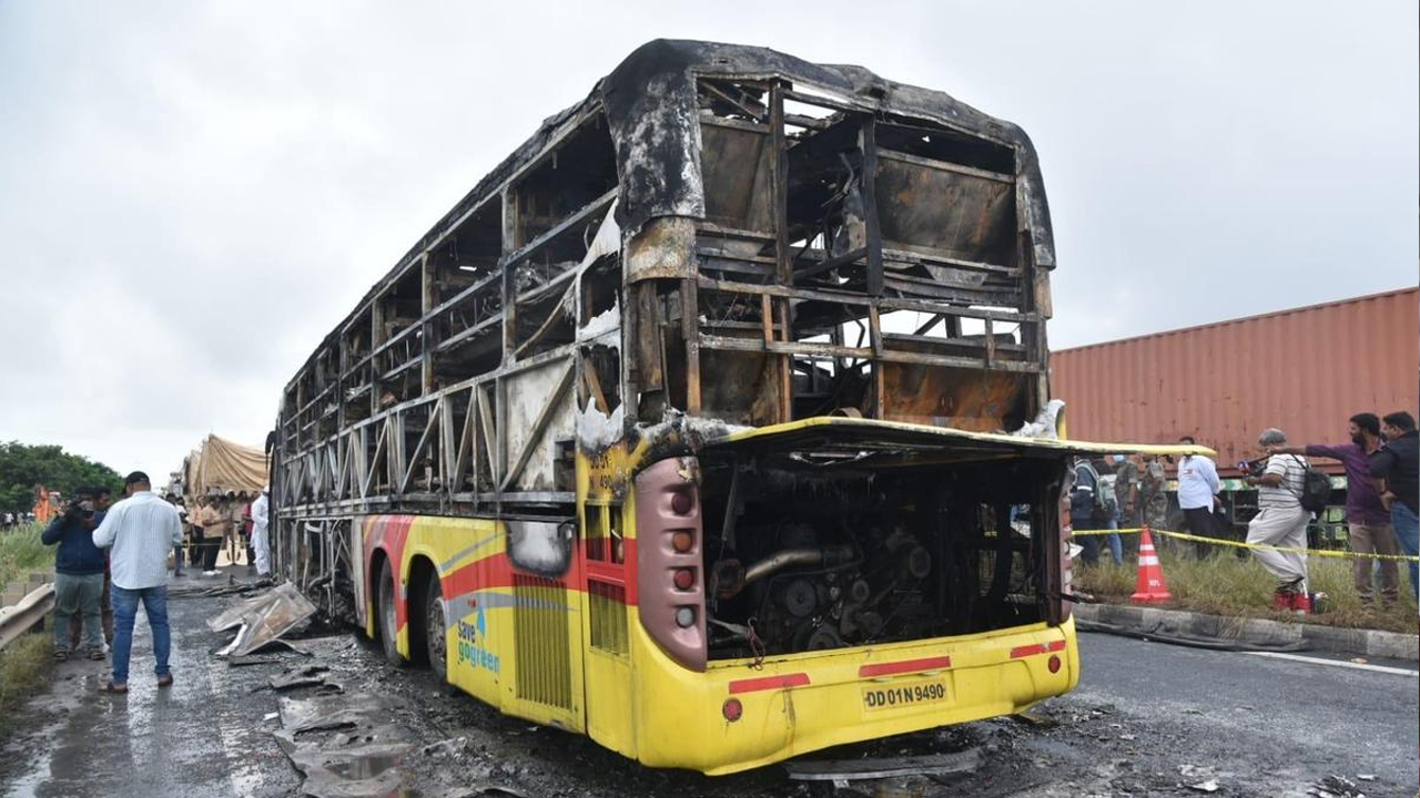 Kurnool Bus Fire Tragedy | బస్సు ప్రమాద మృతుల కుటుంబాలకు 5 లక్షలు.. ప్రకటించిన ప్రభుత్వం