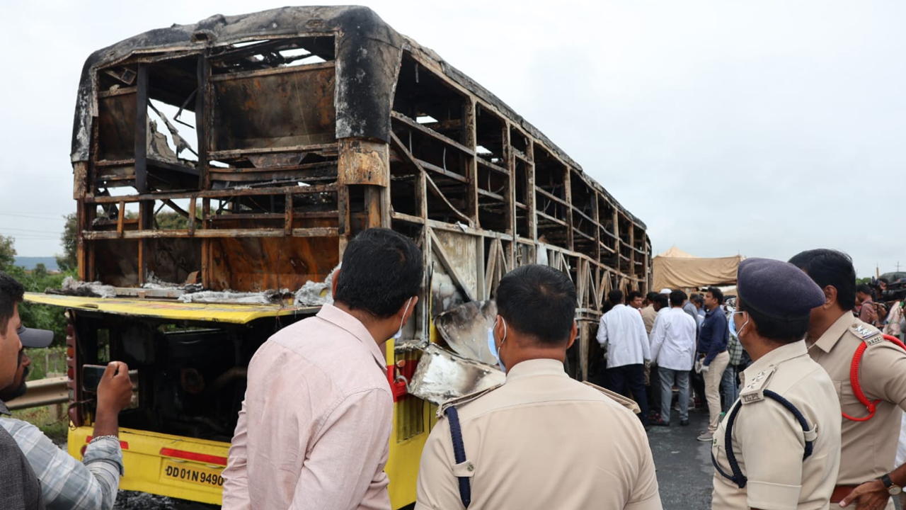 Private Travels Bus | రిజిస్ట్రేషన్‌ ఎక్కడో.. తిరిగేది ఇంకెక్కడో.. నానాటికీ పెరిగిపోతున్న ప్రైవేట్‌ ట్రావెల్స్‌ ఆగడాలు