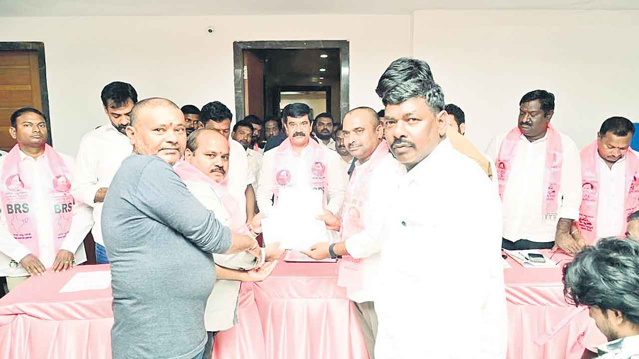 జూబ్లీహిల్స్‌ ఉప ఎన్నికలో జిల్లా బీఆర్‌ఎస్‌ నాయకుల ప్రచారం