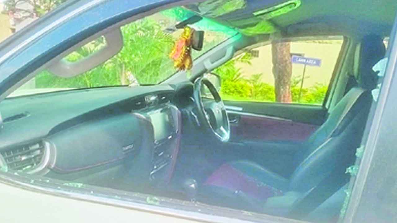 ఈ నగరానికి ఏమైంది?.. కారు అద్దాలు పగులగొట్టి 20లక్షలు చోరీ